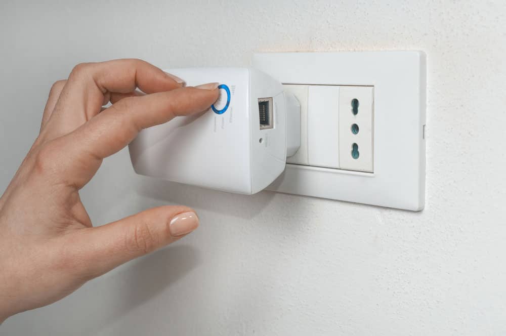 Turning on a wifi extender on a wall socket